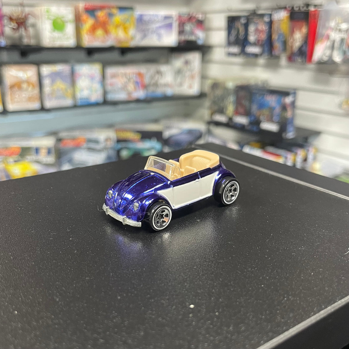 Blue Volkswaggon super Beetle convertible Hot wheel - Loose